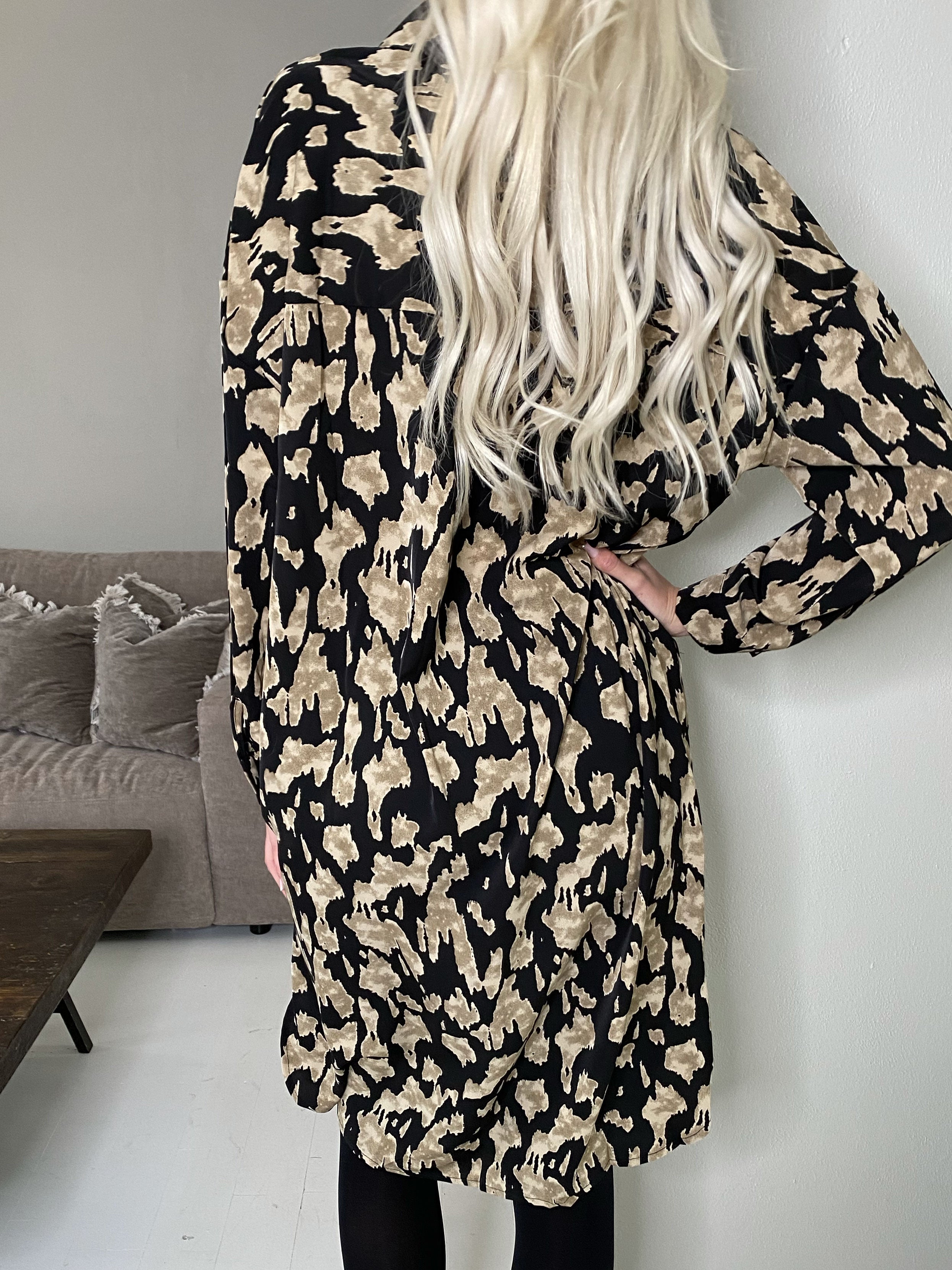 Emmie - Lang skjortekjole med print